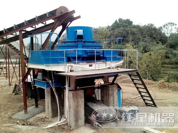 由玄武巖制砂機(jī)組成的制砂生產(chǎn)線現(xiàn)場圖 由玄武巖制砂機(jī)組成的制砂生產(chǎn)線現(xiàn)場圖