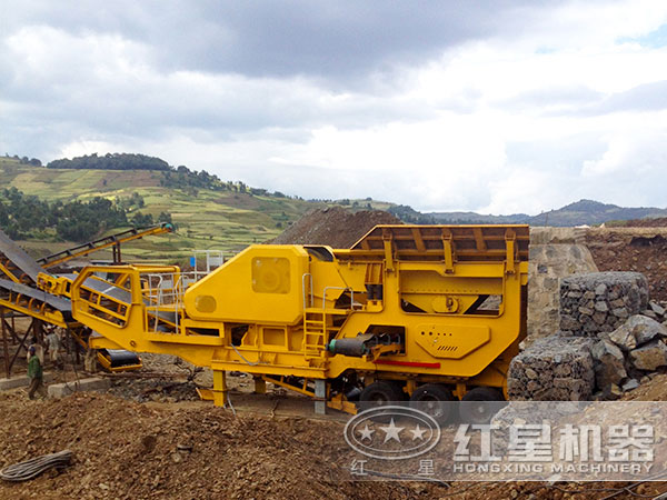 反擊式移動(dòng)破碎站工作現(xiàn)場 反擊式移動(dòng)破碎站工作現(xiàn)場