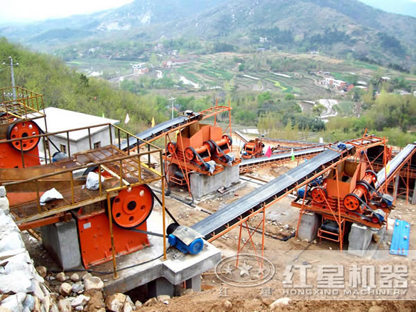 顎式破碎機生產現(xiàn)場 顎式破碎機生產現(xiàn)場