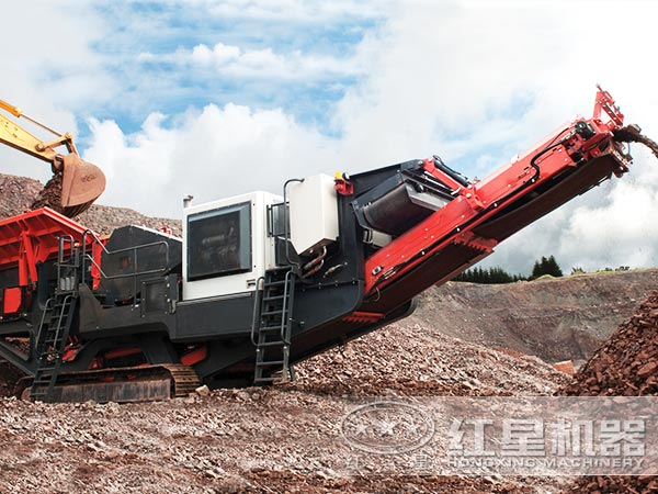 履帶式建筑垃圾粉碎機(jī)工作現(xiàn)場 履帶式建筑垃圾粉碎機(jī)工作現(xiàn)場