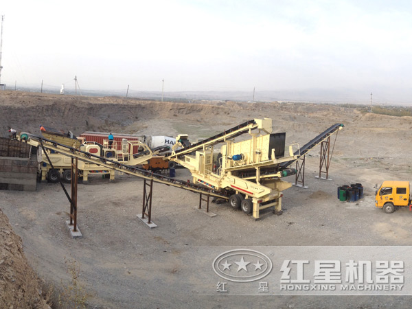 移動(dòng)式制砂機(jī)作業(yè)現(xiàn)場(chǎng) 移動(dòng)式制砂機(jī)作業(yè)現(xiàn)場(chǎng)