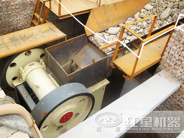 顎式破碎機工作現(xiàn)場 顎式破碎機工作現(xiàn)場