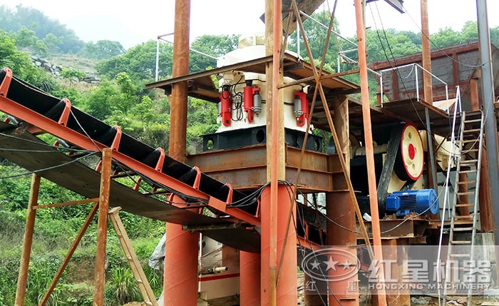 圓錐破碎機(jī)工作現(xiàn)場 圓錐破碎機(jī)工作現(xiàn)場