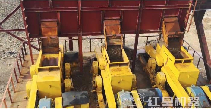 對(duì)輥制砂機(jī)制砂現(xiàn)場 對(duì)輥制砂機(jī)制砂現(xiàn)場