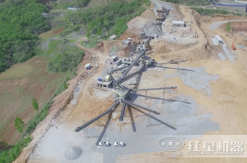 風(fēng)化砂制砂現(xiàn)場實拍 風(fēng)化砂制砂現(xiàn)場實拍