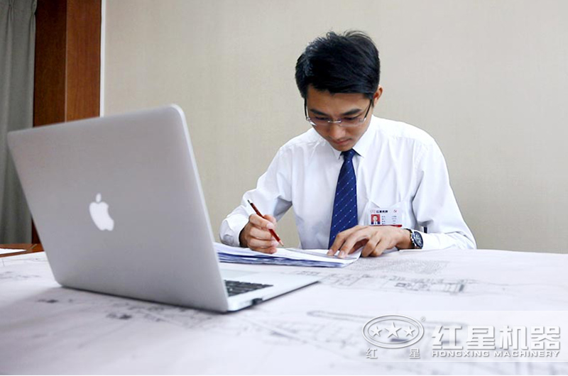 技術(shù)人員在為用戶(hù)量身設(shè)計(jì)生產(chǎn)線方案中