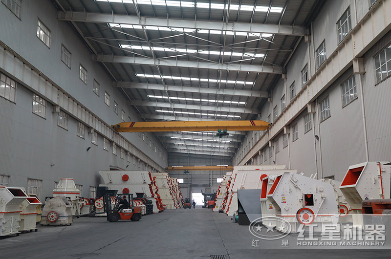 紅星大型生產(chǎn)車間，破碎機(jī)款式多樣等你來選