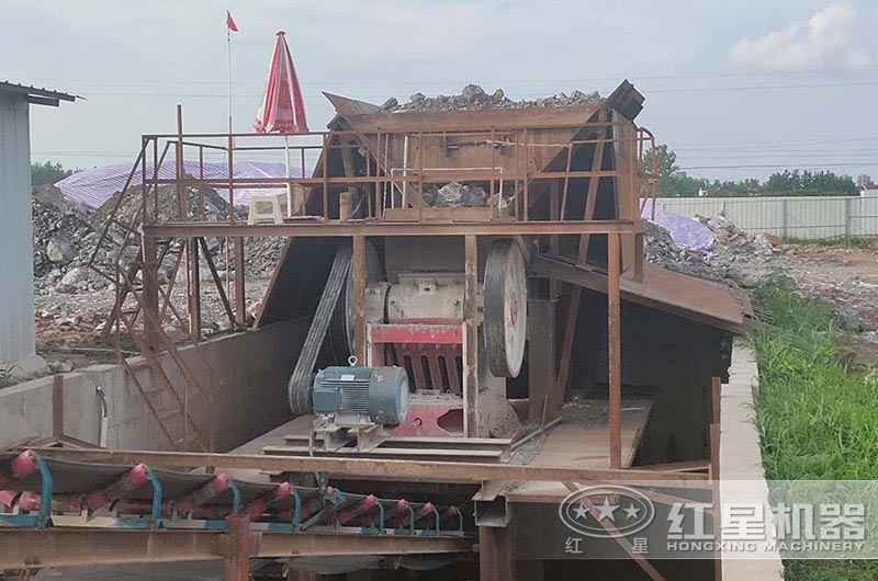 廢舊耐火磚破碎現(xiàn)場 廢舊耐火磚破碎現(xiàn)場