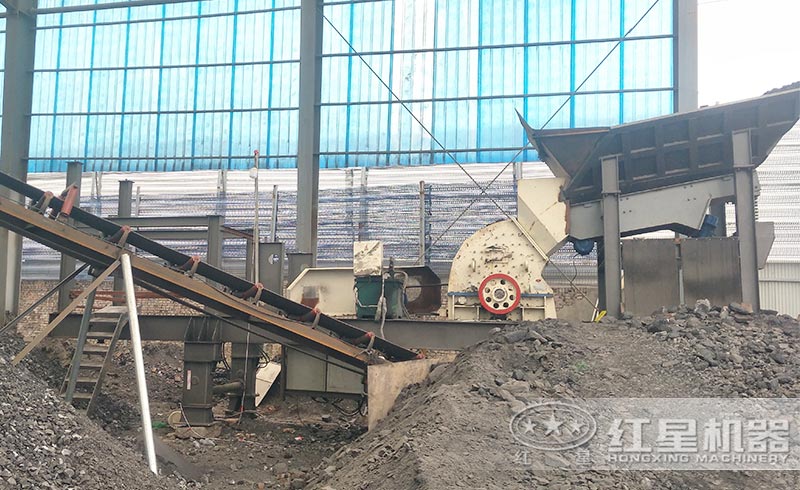 錘式制砂機(jī)工作現(xiàn)場 錘式制砂機(jī)工作現(xiàn)場