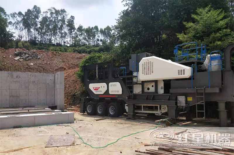 輪胎移動(dòng)式粉碎機(jī)現(xiàn)場實(shí)拍 輪胎移動(dòng)式粉碎機(jī)現(xiàn)場實(shí)拍