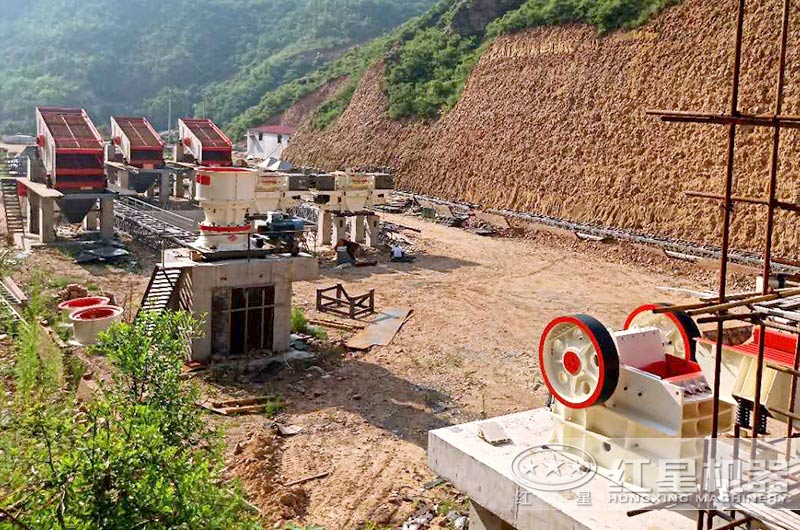 沙廠生產(chǎn)線安裝安裝中，石料粉碎設(shè)備有鄂破、圓錐破和制砂機