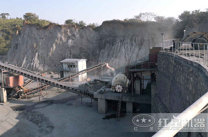 1214重錘破生產(chǎn)現(xiàn)場，破碎煤矸石