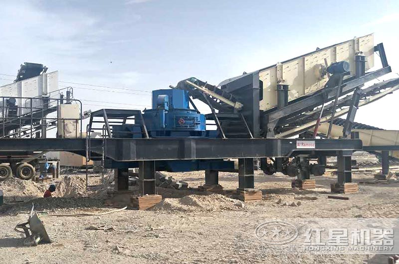 移動(dòng)式石英石制砂機(jī)生產(chǎn)現(xiàn)場(chǎng)，一機(jī)抵一條生產(chǎn)線