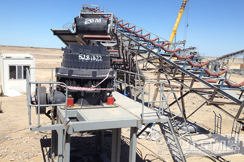 花崗巖破碎生產(chǎn)線一角，圓錐破碎機(jī)