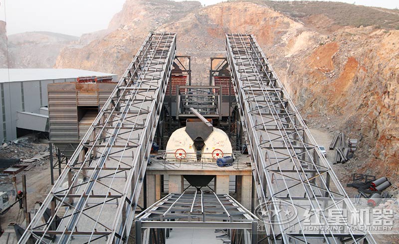 紅星錘式破碎機(jī)安裝生產(chǎn)現(xiàn)場(chǎng) 紅星錘式破碎機(jī)安裝生產(chǎn)現(xiàn)場(chǎng)