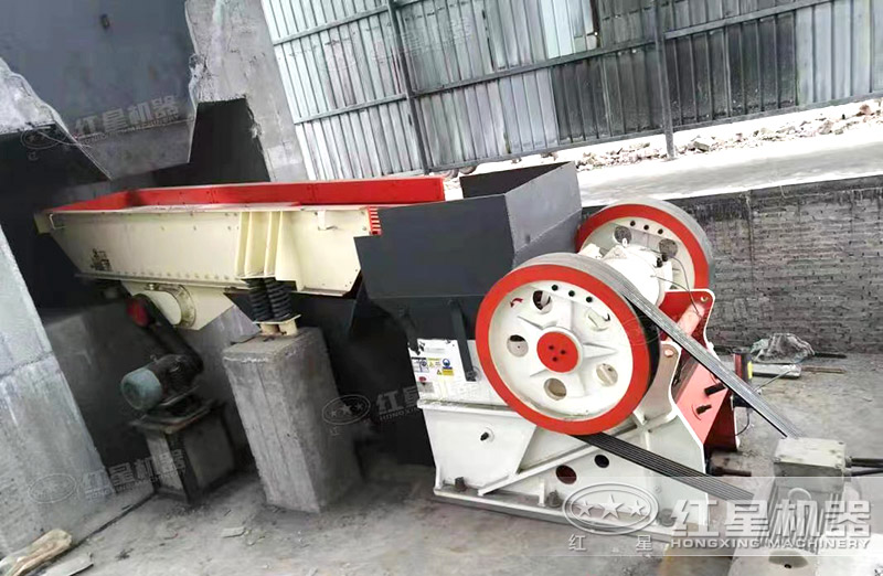 粗料破碎機(jī)一臺(tái)多少錢，每小時(shí)產(chǎn)量多少噸，有沒(méi)有現(xiàn)場(chǎng)視頻